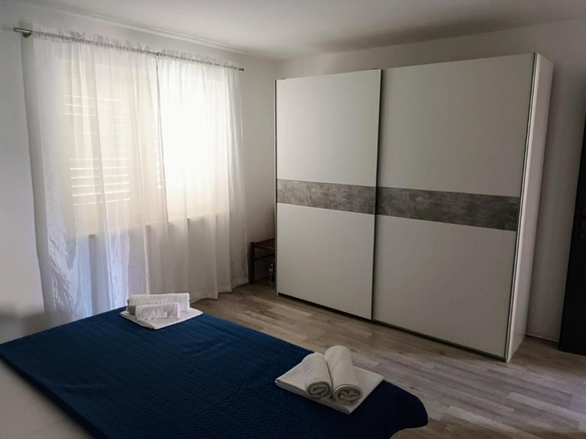 Apartment "None" Makarska Esterno foto